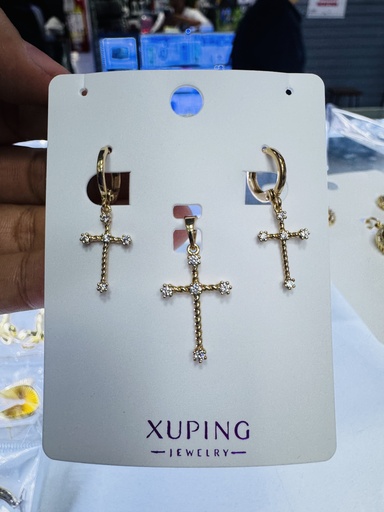 X-JUEGO DE ARETE Y DIJE EN BAÑO EN ORO XUPING JEWELRY CRUZ