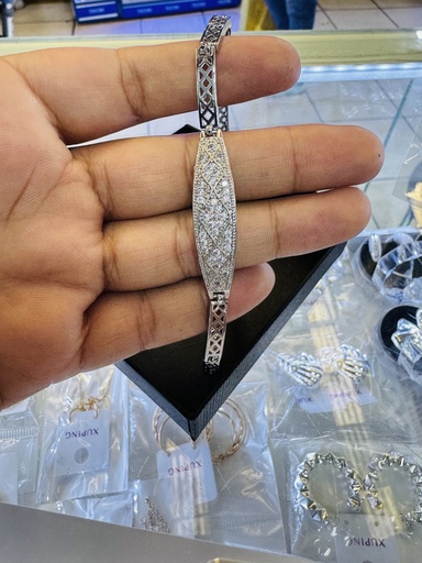 X-PULCERA DE ACERO PLATEADO CON PIEDRAS BRILLANTES